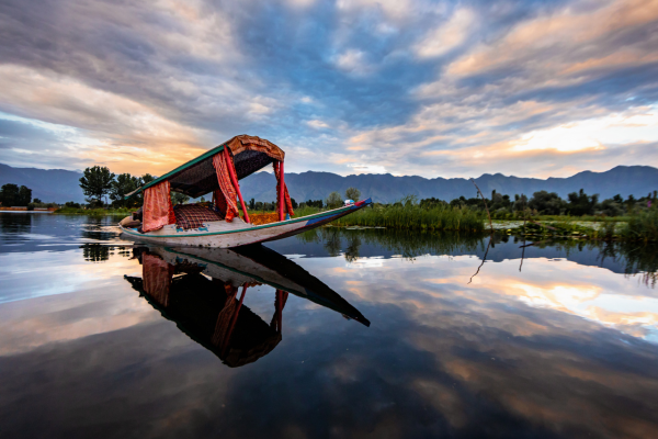 Dal Lake-best place for pre-wedding shoot
